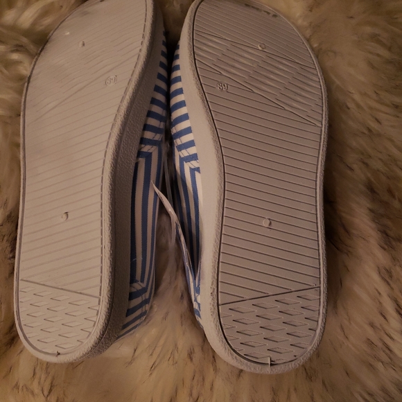 Shoes - Picture 4 of 4